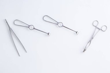 Tıp için kavram. Beyaz izole arka planda Vintage cerrahi aletler.