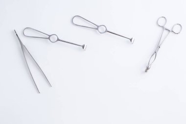 Tıp için kavram. Beyaz izole arka planda Vintage cerrahi aletler.