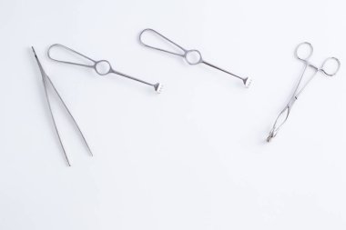 Tıp için kavram. Beyaz izole arka planda Vintage cerrahi aletler.