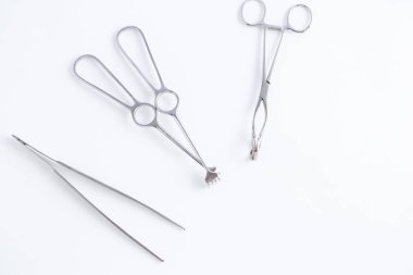 Tıp için kavram. Beyaz izole arka planda Vintage cerrahi aletler.