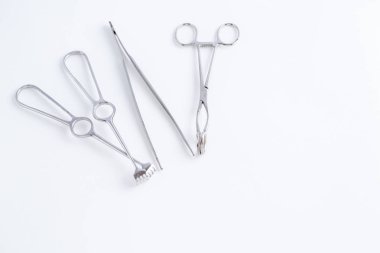 Tıp için kavram. Beyaz izole arka planda Vintage cerrahi aletler.