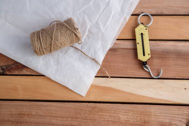 El ağırlıkları, dize ve doğal ahşap zemin üzerine kağıt sarma.