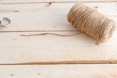 El ağırlıkları ve doğal ahşap arka plan üzerinde sicim. Yukarıdan görüntülemek.