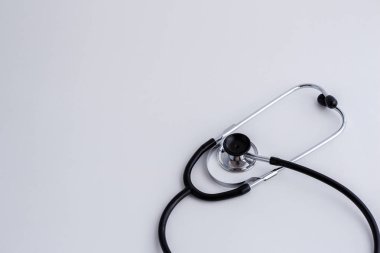 Tıp için kavram. Vintage stetoskop beyaz izole arka planda. Yukarıdan görüntülemek