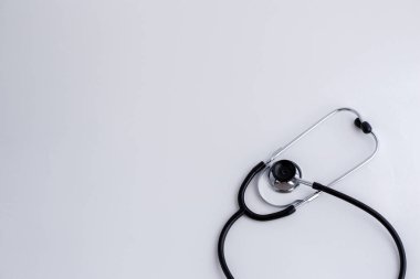 Tıp için kavram. Vintage stetoskop beyaz izole arka planda. Yukarıdan görüntülemek