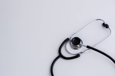 Tıp için kavram. Vintage stetoskop beyaz izole arka planda. Yukarıdan görüntülemek