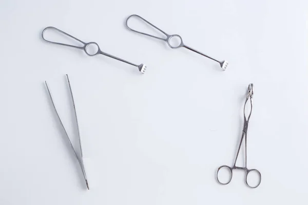 Koncept För Medicin Vintage Kirurgiska Instrument Vit Isolerade Bakgrund — Stockfoto