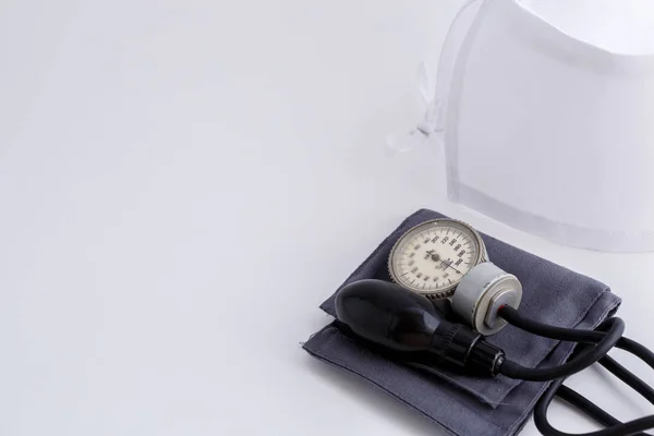 Konzept Für Die Medizin Vintage Tonometer Auf Weißem Isoliertem Hintergrund — Stockfoto