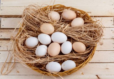 Taze yumurta saman ahşap arka plan ile sepet içinde. Olan bir alana metin için.