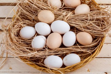 Taze yumurta saman ahşap arka plan ile sepet içinde. Olan bir alana metin için.