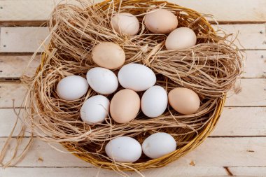 Taze yumurta saman ahşap arka plan ile sepet içinde. Olan bir alana metin için.