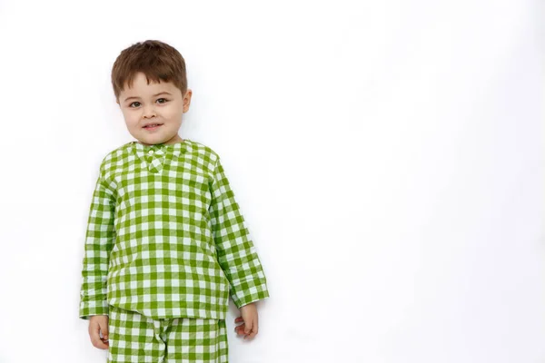 Petit Garçon Caucasien Mignon Pyjama Vert Posant Sur Fond Blanc — Photo