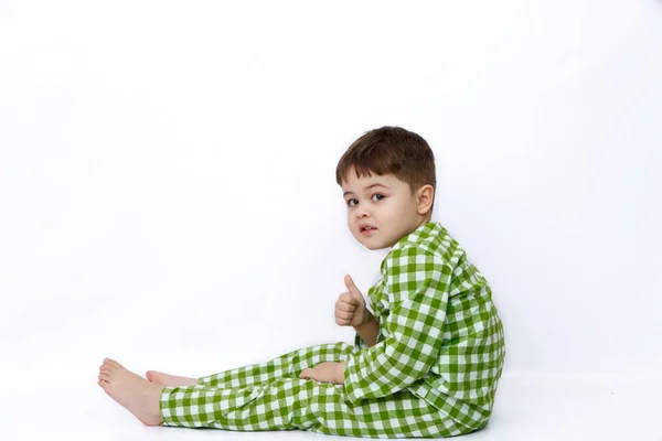 Pequeno Menino Caucasiano Bonito Pijama Verde Posando Fundo Isolado Branco — Fotografia de Stock