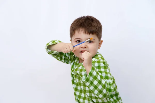 Petit Garçon Caucasien Mignon Pyjama Vert Posant Sur Fond Blanc — Photo