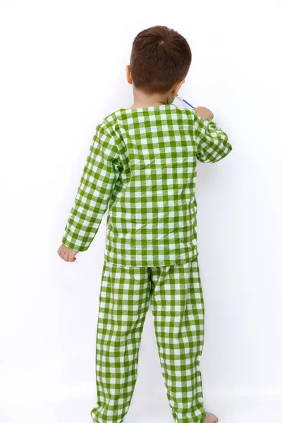 Petit Garçon Caucasien Mignon Pyjama Vert Posant Sur Fond Blanc — Photo