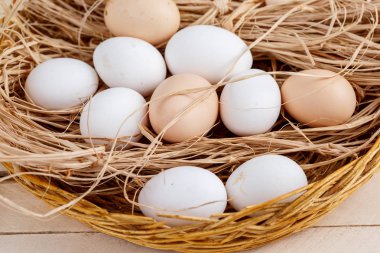 Taze yumurta saman ahşap arka plan ile sepet içinde. Olan bir alana metin için.