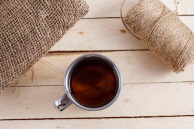 Sıcak içecek ahşap arka plan üzerinde vintage bir kupa. Yukarıdan görüntülemek.