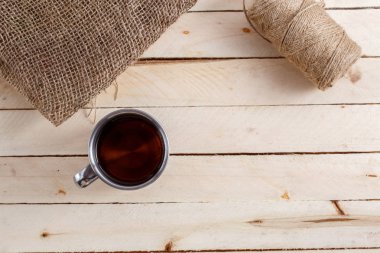 Sıcak içecek ahşap arka plan üzerinde vintage bir kupa. Yukarıdan görüntülemek.