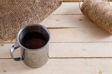 Sıcak içecek ahşap arka plan üzerinde vintage bir kupa. Yukarıdan görüntülemek.