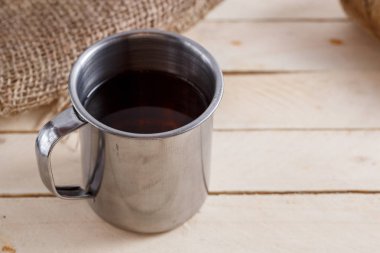 Sıcak içecek ahşap arka plan üzerinde vintage bir kupa. Yukarıdan görüntülemek.