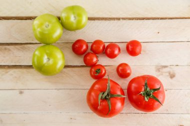 farklı ahşap arka plan üzerinde domates çeşitleri.