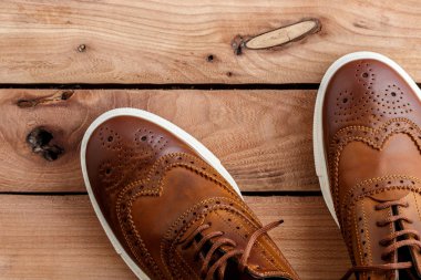 Erkek ayakkabıları ahşap arka plan üzerinde kahverengi. Üstten Görünüm