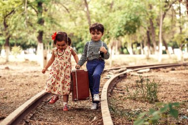Vintage tarzı fotoğraf çekimi. Erkek ve kız vintage giyim vintage aksesuarları terk edilmiş tren ve tren istasyonu ile