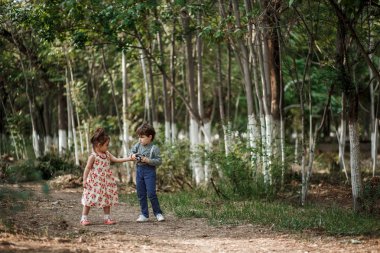 Vintage tarzı fotoğraf çekimi. Erkek ve kız vintage giyim vintage aksesuarları terk edilmiş tren ve tren istasyonu ile