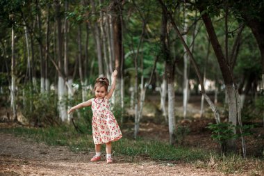 Vintage tarzı fotoğraf çekimi. Erkek ve kız vintage giyim vintage aksesuarları terk edilmiş tren ve tren istasyonu ile