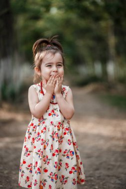 Vintage tarzı fotoğraf çekimi. Erkek ve kız vintage giyim vintage aksesuarları terk edilmiş tren ve tren istasyonu ile