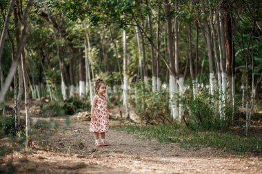 Vintage tarzı fotoğraf çekimi. Erkek ve kız vintage giyim vintage aksesuarları terk edilmiş tren ve tren istasyonu ile