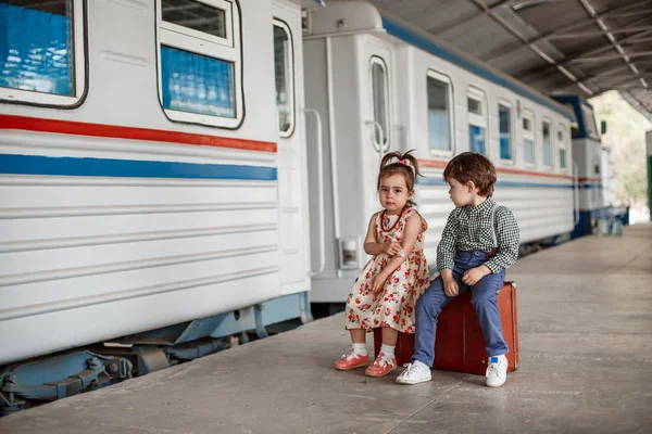 Vintage tarzı fotoğraf çekimi. Erkek ve kız vintage giyim vintage aksesuarları terk edilmiş tren ve tren istasyonu ile