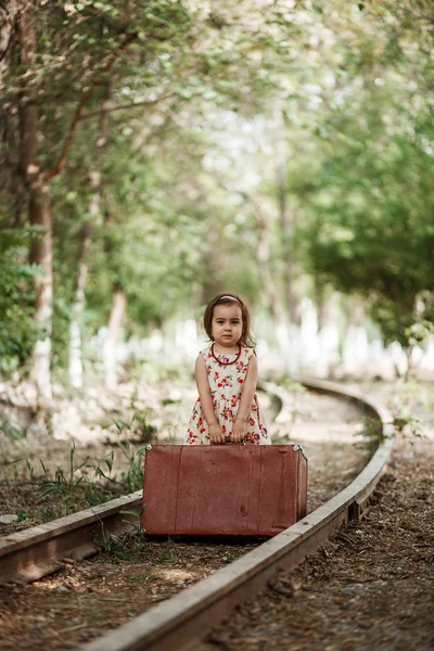 ビンテージ スタイルで写真撮影 男の子と女の子に放棄された鉄道と鉄道駅のヴィンテージアクセサリー ヴィンテージ服 — ストック写真