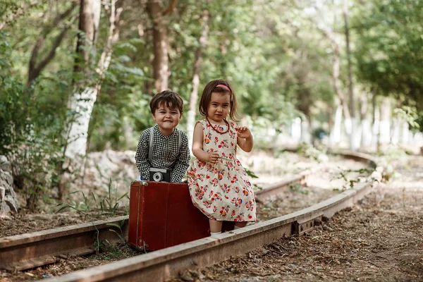 ビンテージ スタイルで写真撮影 男の子と女の子に放棄された鉄道と鉄道駅のヴィンテージアクセサリー ヴィンテージ服 — ストック写真