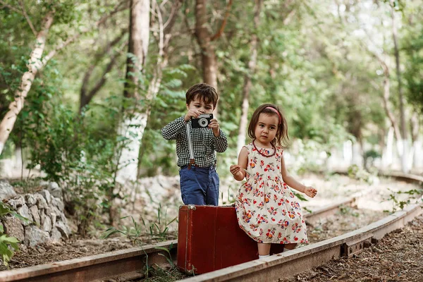 ビンテージ スタイルで写真撮影 男の子と女の子に放棄された鉄道と鉄道駅のヴィンテージアクセサリー ヴィンテージ服 — ストック写真