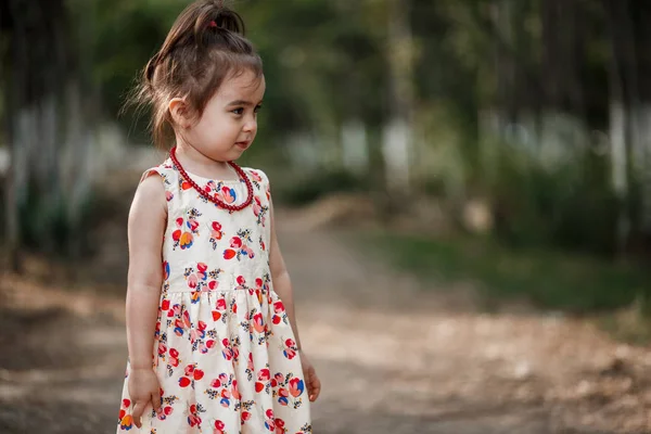 ビンテージ スタイルで写真撮影 男の子と女の子に放棄された鉄道と鉄道駅のヴィンテージアクセサリー ヴィンテージ服 — ストック写真