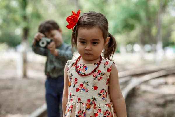 ビンテージ スタイルで写真撮影 男の子と女の子に放棄された鉄道と鉄道駅のヴィンテージアクセサリー ヴィンテージ服 — ストック写真