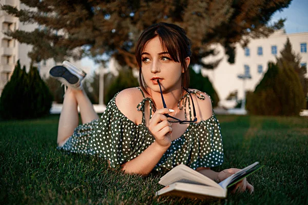 Joven Hermosa Chica Acostada Hierba Vestido Verano Ligero Lectura Libro — Foto de Stock