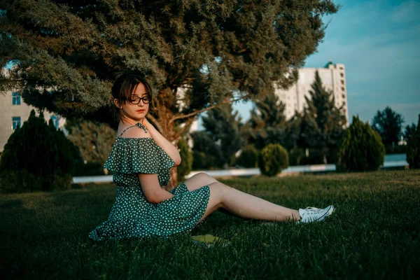 Joven Hermosa Chica Acostada Hierba Vestido Verano Ligero Lectura Libro — Foto de Stock