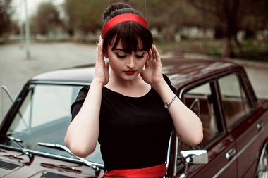 Eski model araba retro elbiseli bir genç güzel kız portresi