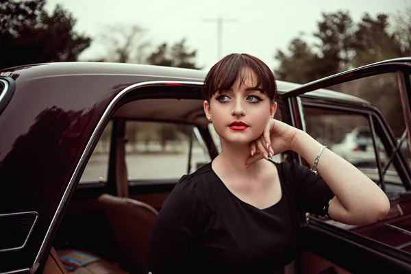 ヴィンテージ車でレトロなドレスの美しい少女の肖像画 — ストック写真