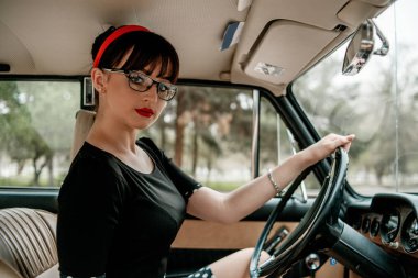 Eski model araba retro elbiseli bir genç güzel kız portresi