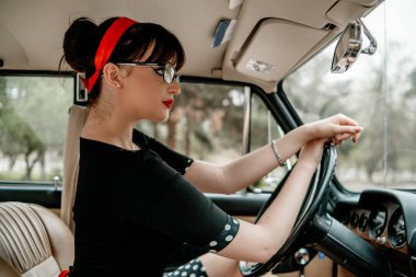 Eski model araba retro elbiseli bir genç güzel kız portresi