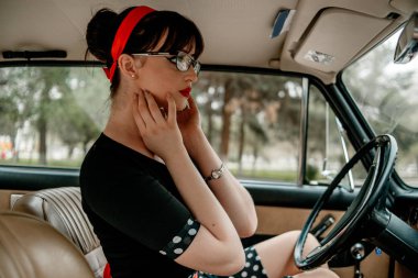 Eski model araba retro elbiseli bir genç güzel kız portresi