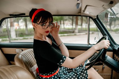Eski model araba retro elbiseli bir genç güzel kız portresi