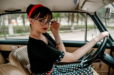 Eski model araba retro elbiseli bir genç güzel kız portresi