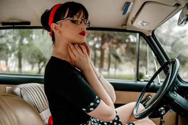 Eski Model Araba Retro Elbiseli Bir Genç Güzel Kız Portresi — Stok fotoğraf