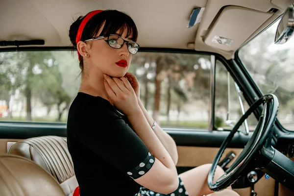 Portrait Une Jeune Belle Fille Robe Rétro Voiture Vintage — Photo