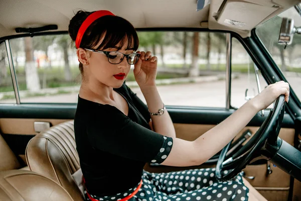 빈티지 자동차에 레트로 드레스에 여자의 초상화 — 스톡 사진
