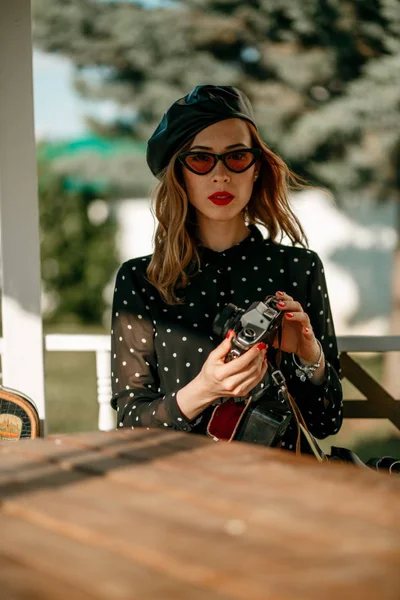 Jeune Belle Femme Dans Une Robe Vintage Pois Dans Une — Photo